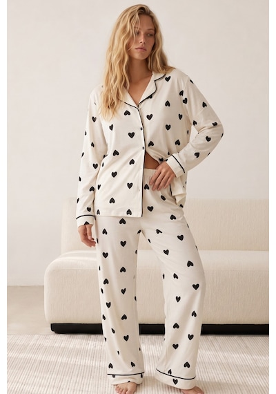 Siyah İnci Düğmeli Biyeli Oversize Pamuklu Örme Pijama Takım 8071 Beyaz Siyah Kalp Siyah İnci Düğmeli Biyeli Oversize Pamuklu Örme Pijama Takım 8071 Beyaz Siyah Kalp