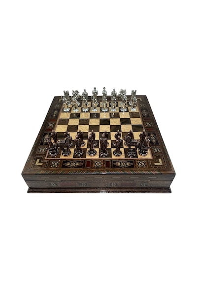 Gifthome Premium Orta Boy Metal Truva & Sparta Satranç Takımı Ve Sandıklı Masif Ahşap Satranç Tahtası 28x28x5,5 Cm.