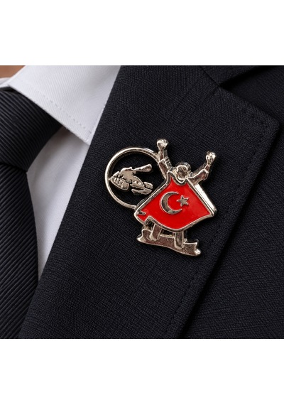 Türk Bayrak Detaylı Sporcu Figürlü Metal Yaka Rozeti Milli Takım Temalı Aksesuar Gri