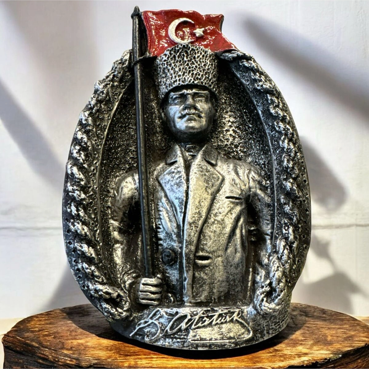 Dekoratif Polyester Bayraklı Atatürk Heykeli 21 Cm Gümüş Eskitme