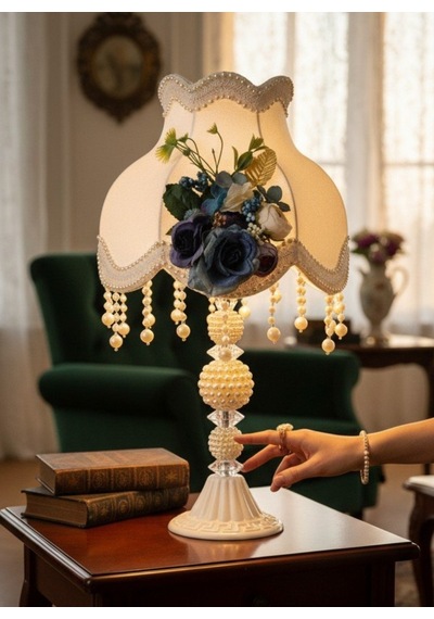 Beyaz Kadife Kaplı Çiçek Dekorlu Başlık İncili Beyaz Ayaklı Klasik Model Abajur 50x30cm