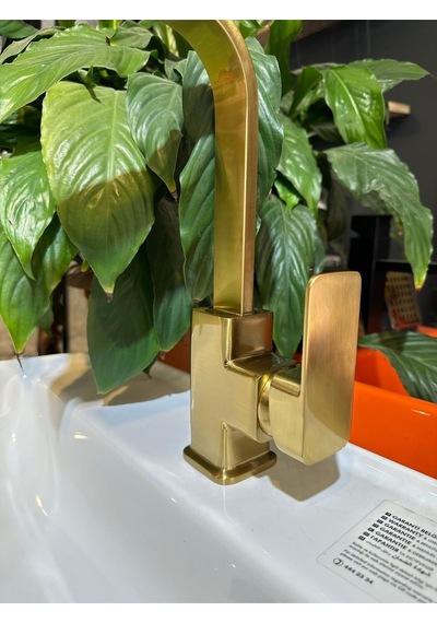 İsaoğlu Yapı Mat Gold Mutfak Bataryası Fırçalanmış Mat Gold Evye Musluğu Kare Grape Tasarım Armatür Gold