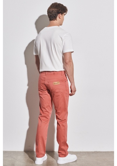 Wrangler Erkek Texas Slim Fit Dar Kesim Normal Bel Kiremit Esnek Pantolon W12SEAXAP Gülkurusu