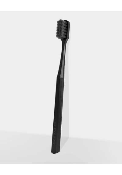 The Humble Co. Brush 7.000 Kıl İçeren Bitki Bazlı Yeyişkin Diş Fırçası Siyah