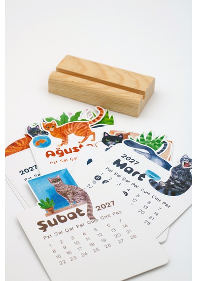 Ahşap Standlı Özel Kesim Kedi Tasarımlı 2027 Masaüstü Takvimi 8,5x12 Cm Çok Renkli