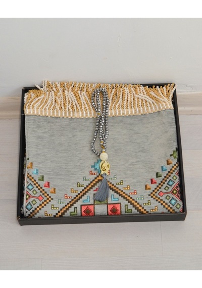 Hediyelik Seccade Tesbih Seti Kilim Desenli Kadife Astarlı Seccade, Kristal Tesbih Ve Özel Kutulu Lüks Hediye Seti Gri Hediyelik Seccade Tesbih Seti Kilim Desenli Kadife Astarlı Seccade, Kristal Tesbih Ve Özel Kutulu Lüks Hediye Seti Gri