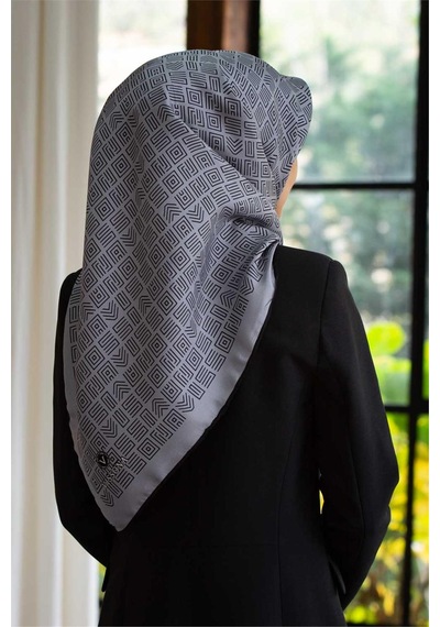 Vissona 100% Twill İpek Etnik Motif Desenli Gri - Siyah Renkli 90x90 Dikim Şekli : El Dikişi Eşarp Çok Renkli