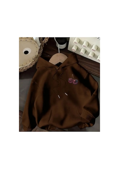 Herkesemoda Göğüs Kiraz Baskı Detaylı Kapüşonlu Sweatshırt Kahverengi