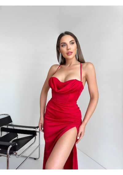 Fashion Cocktail Sırt Korseli Derin Sol Yırtmaçlı Degajeli Saten Askılı Uzun Abiye Elbisesi Kırmızı Fashion Cocktail Sırt Korseli Derin Sol Yırtmaçlı Degajeli Saten Askılı Uzun Abiye Elbisesi Kırmızı