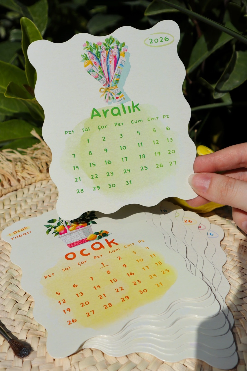 Akdeniz Esintili 2026 Masa Takvimi Dalgalı Kesim, 12 Ay, Ahşap Ayaklı Dekoratif Takvim
