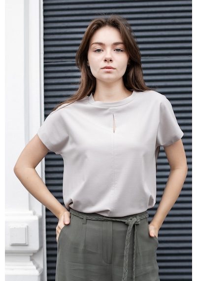 Kadın İpeksi Yumuşak Kumaş Geniş Sıfır Yaka Önü Pencereli Yanları Yırtmaçlı Tshirt Bluz-taş Taş