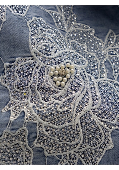 Trieste Büyük Beden Kapüşonlu Düğmeli Çiçek Dantel Ve İnci Detaylı İnce Denim Kadın Ceket Mavi Trieste Büyük Beden Kapüşonlu Düğmeli Çiçek Dantel Ve İnci Detaylı İnce Denim Kadın Ceket Mavi