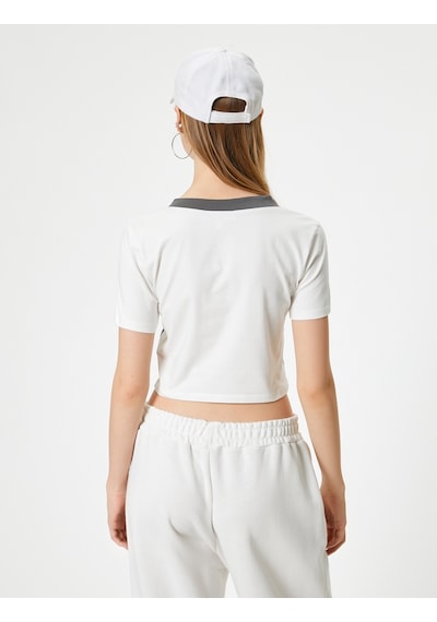 Koton Crop Tişört V Yaka Forma Görünümlü Baskılı Kısa Kollu Slim Fit Ekru 4sal11007ık Ekru