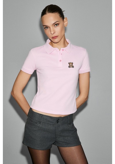 Grımelange SOLVIA Kadın Polo Yaka Patlı Düğmeli Kısa Kollu Önde Nakış Detaylı Crop Pembe T-Shirt Grımelange SOLVIA Kadın Polo Yaka Patlı Düğmeli Kısa Kollu Önde Nakış Detaylı Crop Pembe T-Shirt