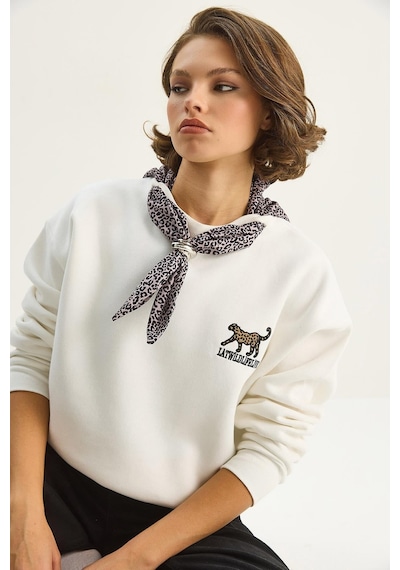 Shade Kadın Fular Detaylı Leopar Nakışlı Üç İplik Şardonlu Oversize Sweatshirt 6917 60283616 - Beyaz Shade Kadın Fular Detaylı Leopar Nakışlı Üç İplik Şardonlu Oversize Sweatshirt 6917 60283616 - Beyaz