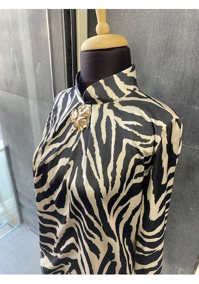 Pera Moda Gold Broşlu Zebra & Batik Desenli Bluz Siyah
