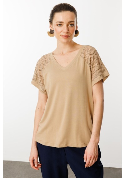 Desen Triko V Yaka Omuzları Taş Baskılı Penye Kadın T-shirt 25836 Vizon