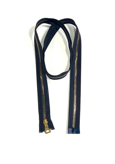 Siyah / Metalik Görünümlü / Plastik Gold Diş / Ferace Kaban Fermuarı / 110 Cm