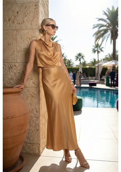 Fashion Cocktail Degajeli Dökümlü Yaka Yumuşacık Saten Kumaşlı Kolsuz Bluz Yüksek Bel Etek Abiye Davet Kokteyl Takım Camel
