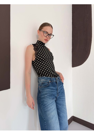 Verymoda Puantiyeli Balıkcı Yaka Sıfır Kol Dantel Detaylı Bluz D3014 Siyah