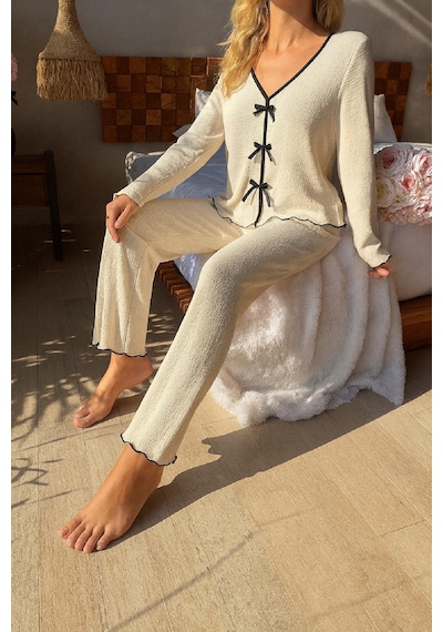 Angbutik Kadın Beyaz Fiyonklu İç Çamaşırı Ve Uzun Kollu V Yaka Pijama Takımı 4'lü Set