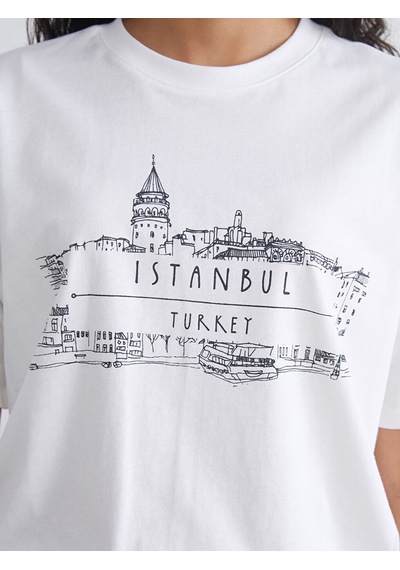 Lcw Modest Beyaz Bisiklet Yaka İstanbul Baskılı Kadın Tişört