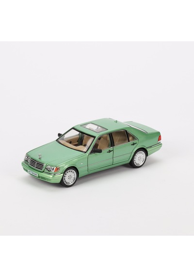 1:24 Ölçek Sesli Işıklı 4 Kapısı Kaput Ve Bagajı Açılan Stantlı Model Araç Yeşil