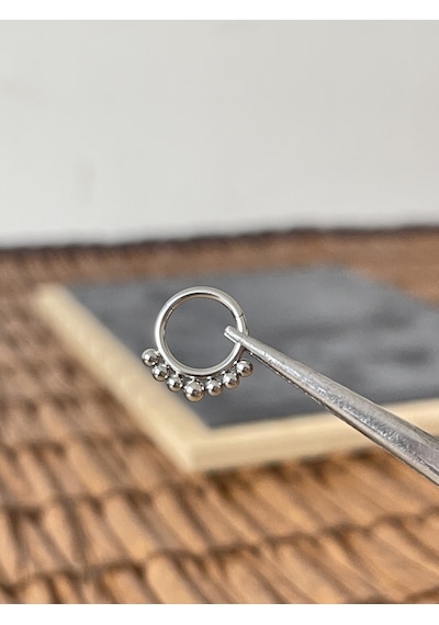 %100 Cerrahi Çelik Yedi Toplu Kilitli Çelik Halka Septum Piercing Beyaz