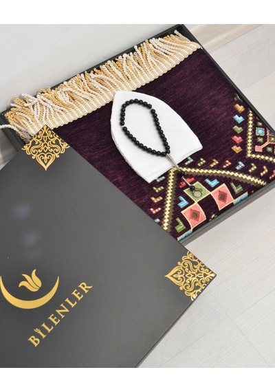 Erkekler İçin Seccade Takke Tesbih Hediyelik Seti Kilim Desenli Kadife Astarlı Seccade, 33 Lü Erkek Tesbihi, Takke Ve Özel Kutu Mor Erkekler İçin Seccade Takke Tesbih Hediyelik Seti Kilim Desenli Kadife Astarlı Seccade, 33 Lü Erkek Tesbihi, Takke Ve Özel Kutu Mor
