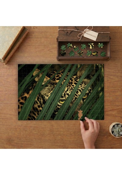 Yaprakların Arasından Bakan Leopar Tasarımı 240 Parça Ahşap Puzzle Ahşap Kutuda Mpy50009
