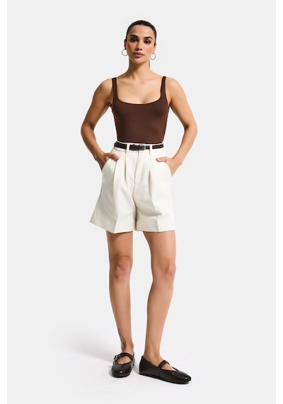 it's basic Kadın Kırık Beyaz W5 Kemerli Pileli Kumaş Midi Boy Şort Ekru