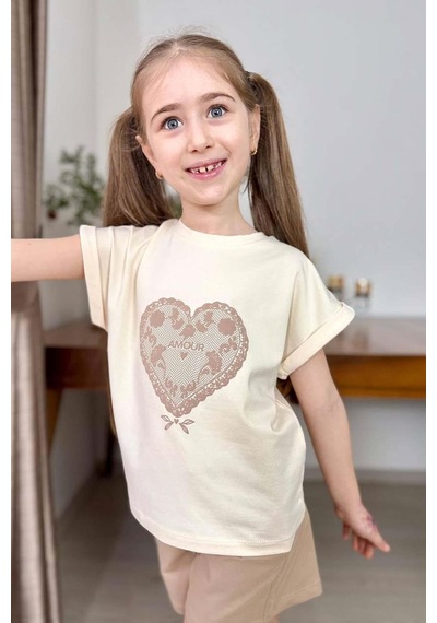 Riccotarz Kız Çocuk Göğsünde Dantel İşleme Kalp Detaylı Krem T-shirt Beli Lastikli Şortlu Takım Riccotarz Kız Çocuk Göğsünde Dantel İşleme Kalp Detaylı Krem T-shirt Beli Lastikli Şortlu Takım