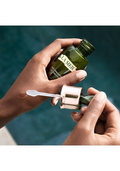 Koyu Lekelerin Azalmasına Yardımcı Olan Onarıcı Yenileyici Serum 30 Ml