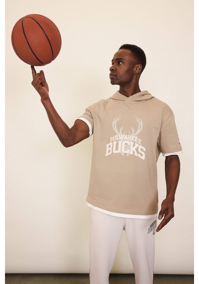 DeFactoFit NBA Milwaukee Bucks Oversize Geniş Kalıp Kapüşonlu Sırt Baskılı Kısa Kollu Tişört D6708AX25SPBG769