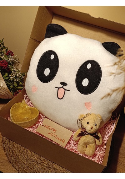 Kutulu Hediye Seti / Panda Yastık 35cm, Ayıcık Anahtarlık Ve Kalp Şeklinde Tüllü Kutu