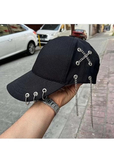 Üç Piercingli Çarpı Zincirli Siyah Şapka Çok Renkli