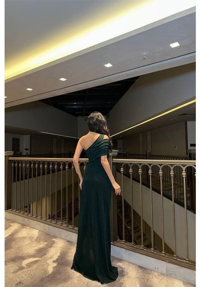 DefyModa Kadın Zarif Tek Omuz Yırtmaçlı Abiye Elbise Zümrüt