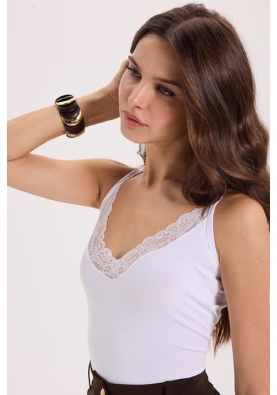 Tudors Kadın Slim Fit Dar Kesim Kolsuz V Yaka Dantel Detaylı Pamuklu Likralı Beyaz Crop-51072