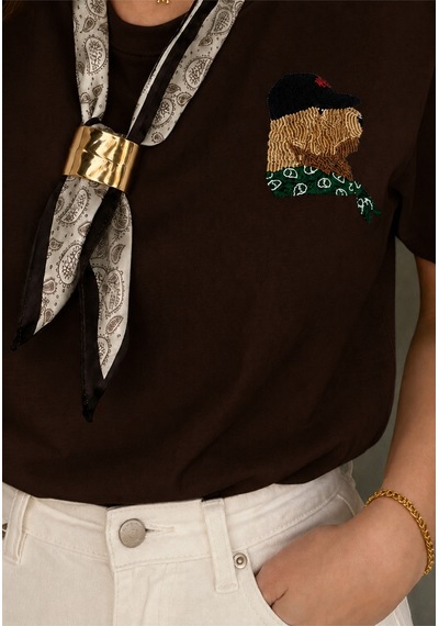 Bisou Nakışlı Kendinden Fular Detaylı Gold Aksesuarlı Premium Regular Fit Kısa Kollu Bluz- Tshirt Bej Bisou Nakışlı Kendinden Fular Detaylı Gold Aksesuarlı Premium Regular Fit Kısa Kollu Bluz- Tshirt Bej