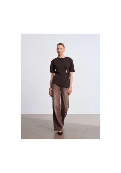 Dilvin 32445 Aksesuar Detaylı Basic T-shirt Kahverengi