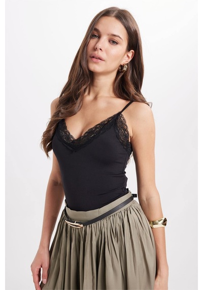 Tudors Kadın Slim Fit Dar Kesim İnce Askılı Dantel Detaylı Likralı Siyah Crop Atlet-50960