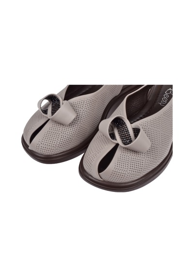 Beety Hakiki Deri Burnu Kapalı Delikli Kadın Sandalet Bee-12513 Silver Gümüş Beety Hakiki Deri Burnu Kapalı Delikli Kadın Sandalet Bee-12513 Silver Gümüş