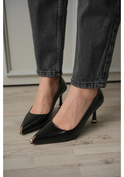 Esatsani Siyah Deri Sivri Burun 8 Cm Topuklu Gold Burunluk Detaylı More Stiletto Kadın Ayakkabı Siyah Deri Esatsani Siyah Deri Sivri Burun 8 Cm Topuklu Gold Burunluk Detaylı More Stiletto Kadın Ayakkabı Siyah Deri