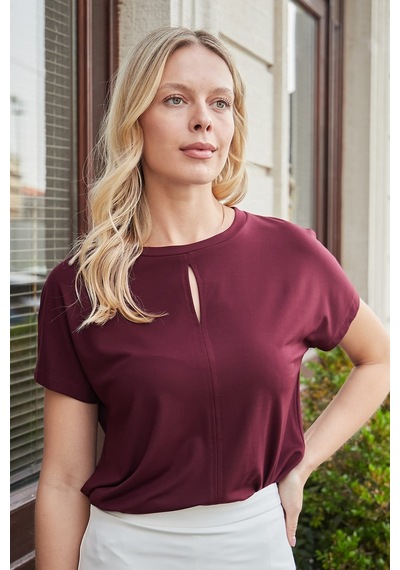 Jument Kadın İpeksi Yumuşak Kumaş Geniş Sıfır Yaka Önü Pencereli Yanları Yırtmaçlı Tshirt Bluz-bordo Jument Kadın İpeksi Yumuşak Kumaş Geniş Sıfır Yaka Önü Pencereli Yanları Yırtmaçlı Tshirt Bluz-bordo