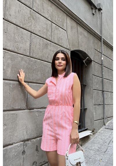 Fosforlu Pembe Kolsuz, Düğmeli Hakim Yaka, Beli Lastikli, Cepli, Şort Modelli Kısa Çizgili Tulum Oranj Fosforlu Pembe Kolsuz, Düğmeli Hakim Yaka, Beli Lastikli, Cepli, Şort Modelli Kısa Çizgili Tulum Oranj