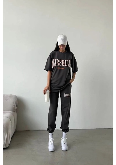 Marseille Baskılı T-shirt Eşofman Altı Jogger - Antrasit Alt Üst Takımı Oversize Bisiklet Yaka Gri Marseille Baskılı T-shirt Eşofman Altı Jogger - Antrasit Alt Üst Takımı Oversize Bisiklet Yaka Gri