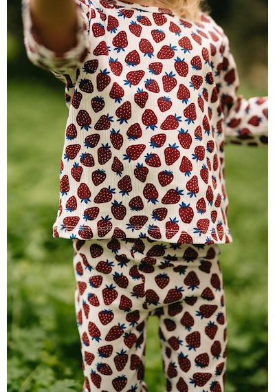 Antebies Organik Gots Sertifikalı Çilek Tarlası Desenli, Uzun Kollu Kız Çocuk Pijama Takımı Bordo