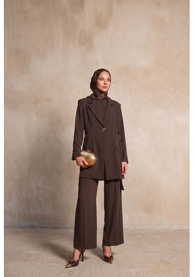Armine Trend Klasik Yaka Aksesuar Detaylı Uzun Ceket Geniş Paça Pantolon Üçlü Takım Kahverengi 26ka630 Armine Trend Klasik Yaka Aksesuar Detaylı Uzun Ceket Geniş Paça Pantolon Üçlü Takım Kahverengi 26ka630