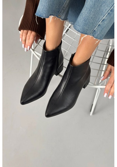 V.s.h Velvet Velar Kadın Siyah Cilt Sivri Burun Alçak Blok Topuklu Yandan Fermuarlı Kısa Bot 4 Cm Topuk-2590 V.s.h Velvet Velar Kadın Siyah Cilt Sivri Burun Alçak Blok Topuklu Yandan Fermuarlı Kısa Bot 4 Cm Topuk-2590