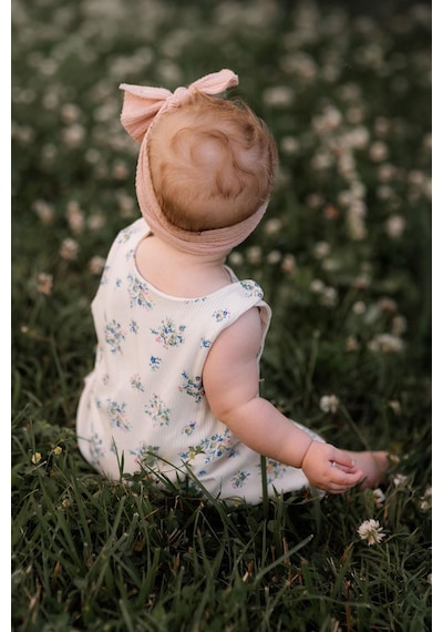 Antebies Bambu Sustainable Minik Çiçekler Desenli Omuzda Çıtçıtlı Kolsuz Şortlu Balon Kız Bebek Tulum Bej